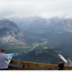 北面的喀斯喀特山（Cascade Mountain）和 明尼旺卡湖（Lake Minnewanka）