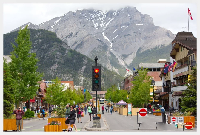 班夫大街（北面正对着喀斯喀特山（Cascade Mountain））