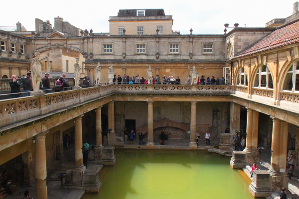 古罗马巴斯的大浴场（（Roman Bath）），也叫圣泉（Sacred Spring）