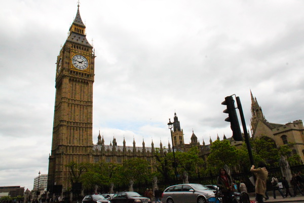 威斯敏斯特宫主体建筑和高耸的附属塔大本钟（Big Ben）