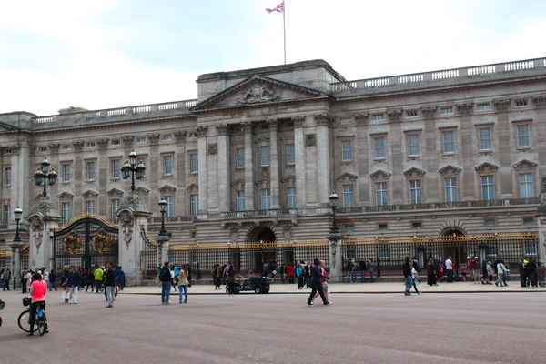 右侧是指向白金汉宫（Buckingham Palace）的指示牌