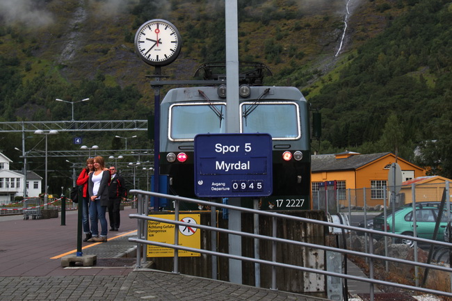 在月台上等待9:45am前往Myrdal (米达尔)火车