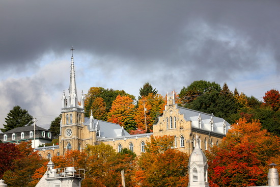 圣安妮大教堂包围在秋色之中