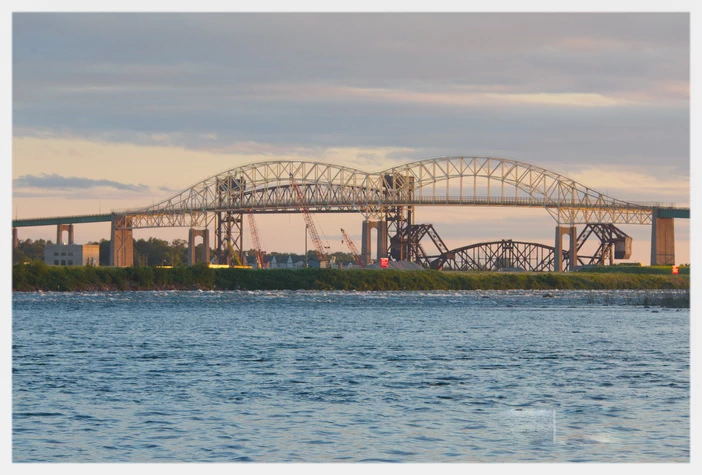 苏圣玛丽水闸（Soo Locks）和苏圣玛丽大桥