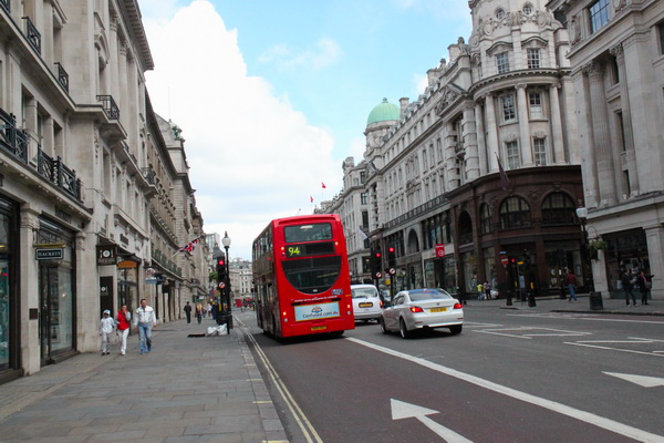 伦敦的红色双层公交车，英国的“国宝”。