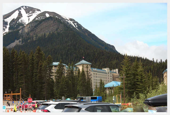 费尔蒙城堡酒店(The Fairmont Chateau Lake Louise)， 坐落在圣.皮儿软山（St. Piran）东南麓