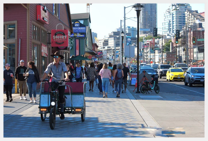 阿拉斯加路（Alaskan Way）的人行道, 这是西雅图很热闹的一条步行街