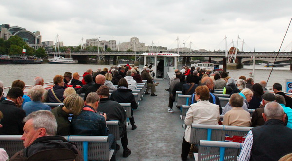 游船上层观光视野很好，即将经过亨格福德桥（Hungerford Bridge）