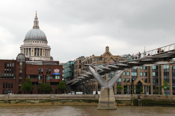 千禧桥（The Millennium Bridge），链接北岸的圣保罗大教堂