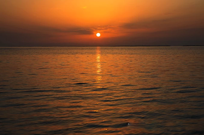 太阳在大海平面上冉冉升起