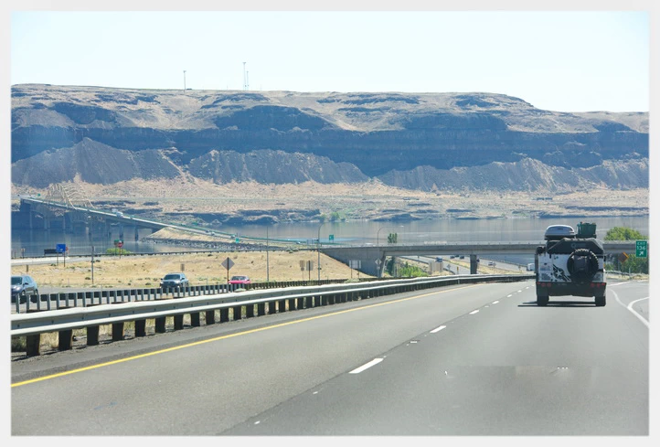 我远远望见了横跨在哥伦比亚河（Columbia River）上的万蒂奇大桥