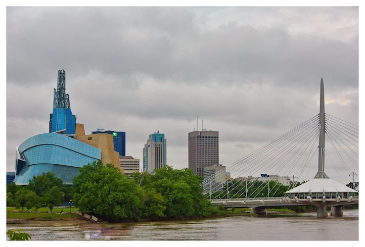 加拿大人权博物馆（红河西岸的蓝色建筑）