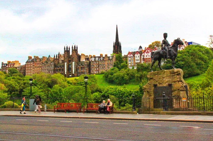 王子街上的苏格兰皇家灰骑兵团纪念碑 (Royal Scots Greys Monument)