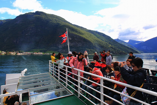 首先畅游艾于兰峡湾(Aurlandsfjord)