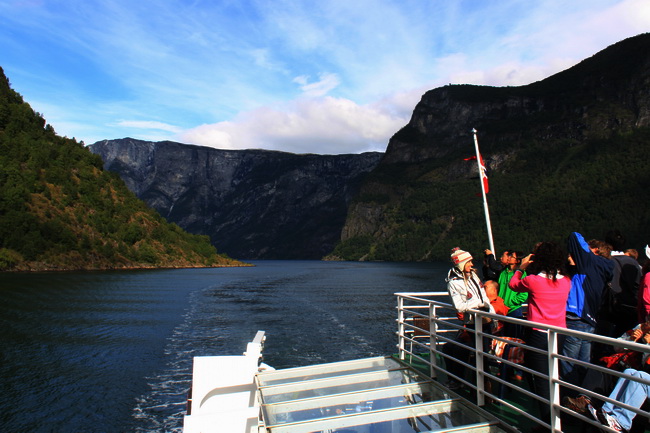 艾于兰峡湾(Aurlandsfjord)长达17公里