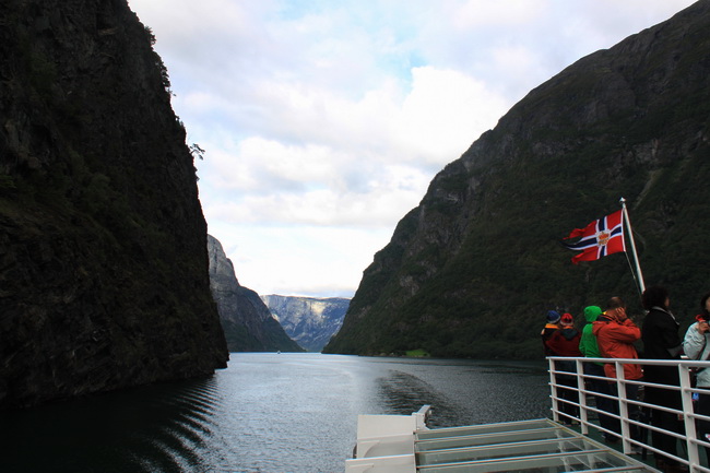 纳若峡湾 （Nærøyfjord）是松恩峡湾 (Sognefjord)众多支流中最窄的