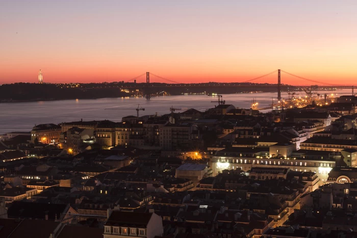 里斯本夜景和四月二十五号大桥（Ponte 25 de Abril）