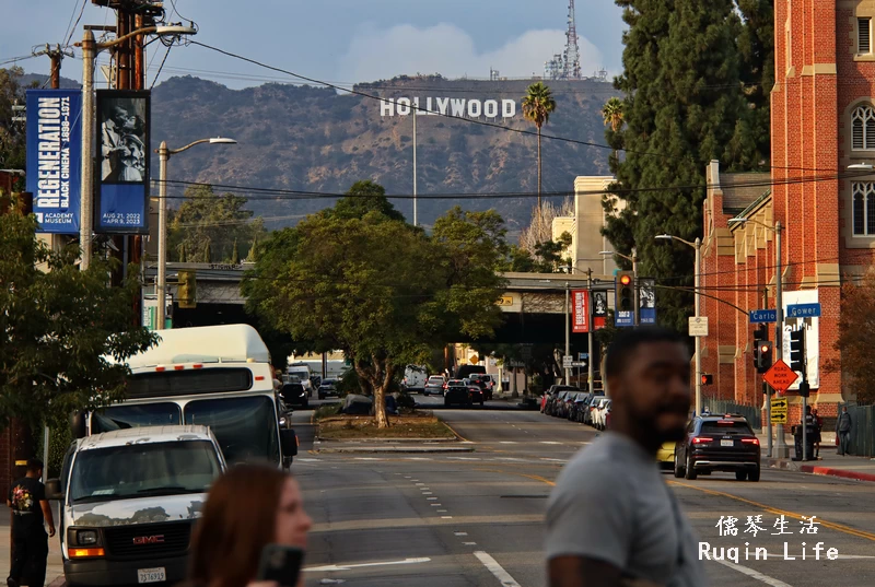 在城区很清楚看到著名的“Hollywood”