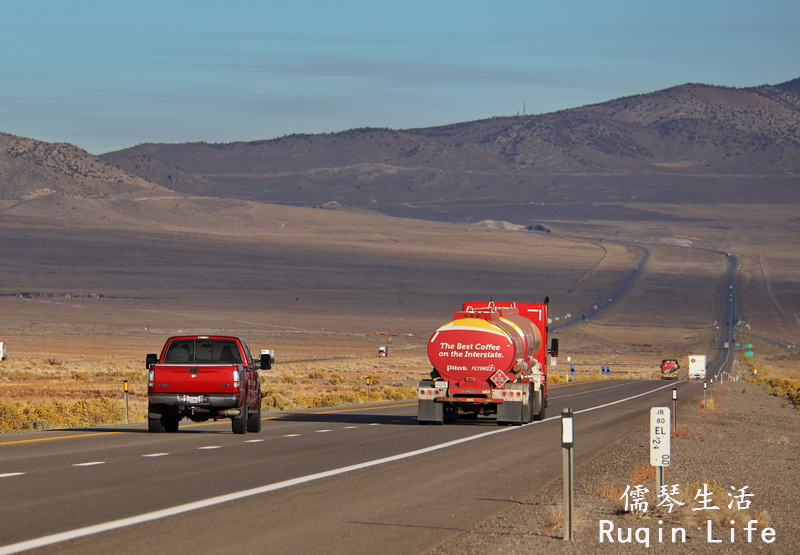 80号公路穿越是高高的沙漠平原和崎岖的山脉