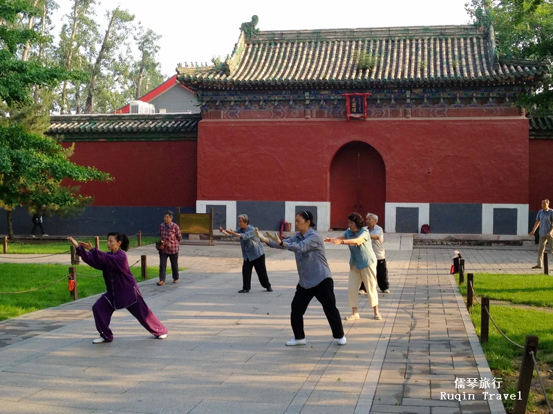 Taiji at Beihai Park like  a local