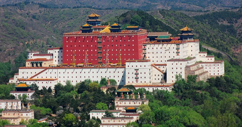 Putuo Zongcheng Temple ( Little Potala Palace )