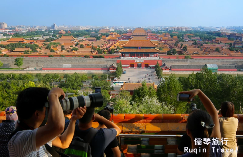 Enjoy panoramic views of the entire city from Jingshan