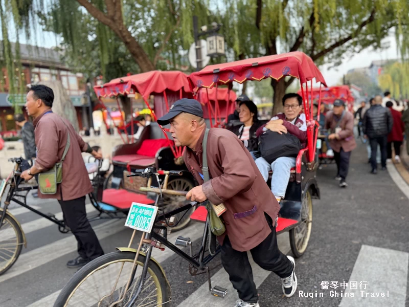 Take rickshaw to visit the hutongs in Shichahai