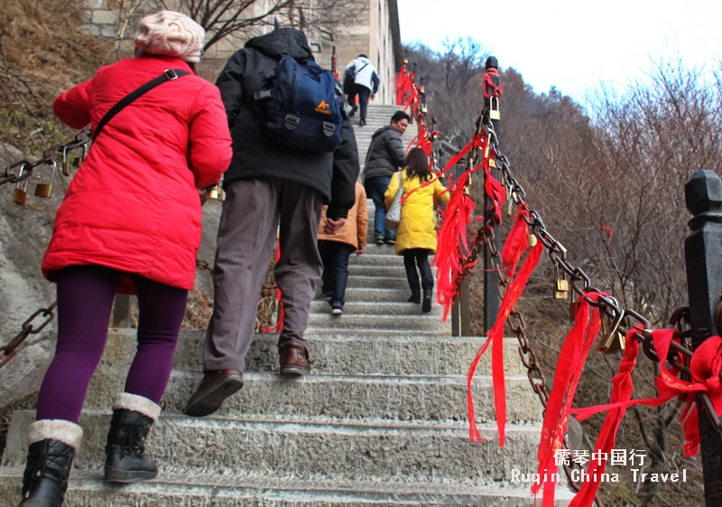 This route is perfect for families, beginner hikers at Huashan