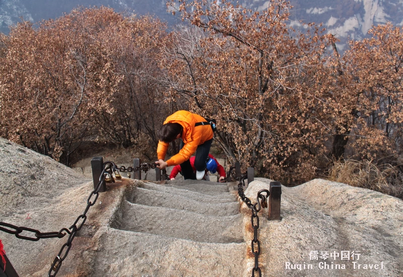 Hiking towards Central Peak  at  Huashan