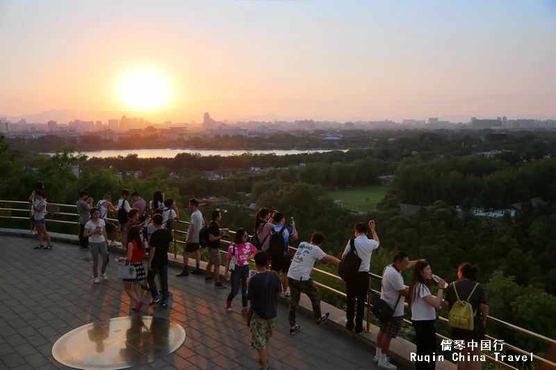 See the sunset from the platform on JIngshan Hill