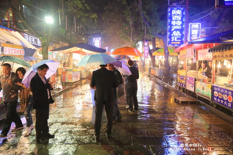 Visit the Xi'an Muslim Quarter in the evening