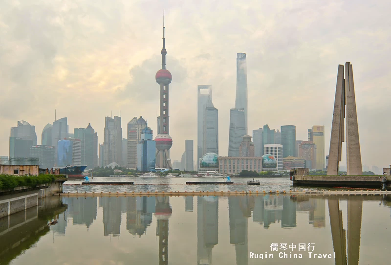 The Pudong Skyline and the Monument to the People’s Heroes, the top attractions in the Bund