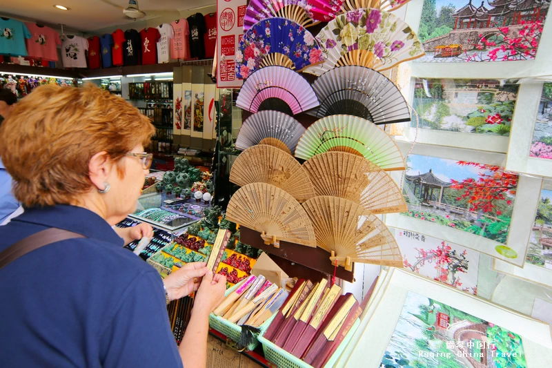 Buy Traditional Fans in Yu Bazaar in Shanghai, must buy in Shanghai