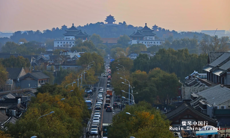 See Wanchun Tower on the Jingshan Hill in the south