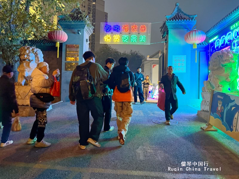 reach the East Gate to Panjiayuan Antique Market ( the ghost Market ) 