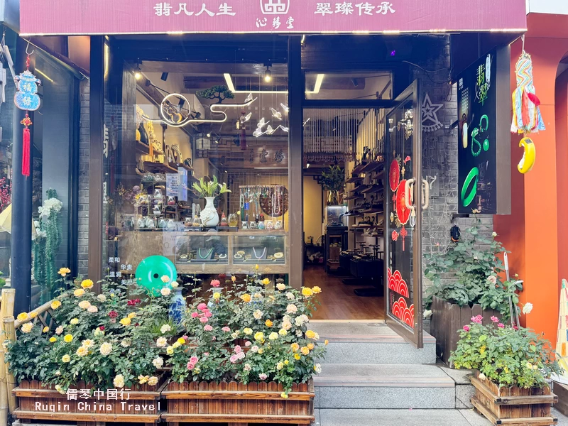 Shop for Unique Souvenir in Wudaoying