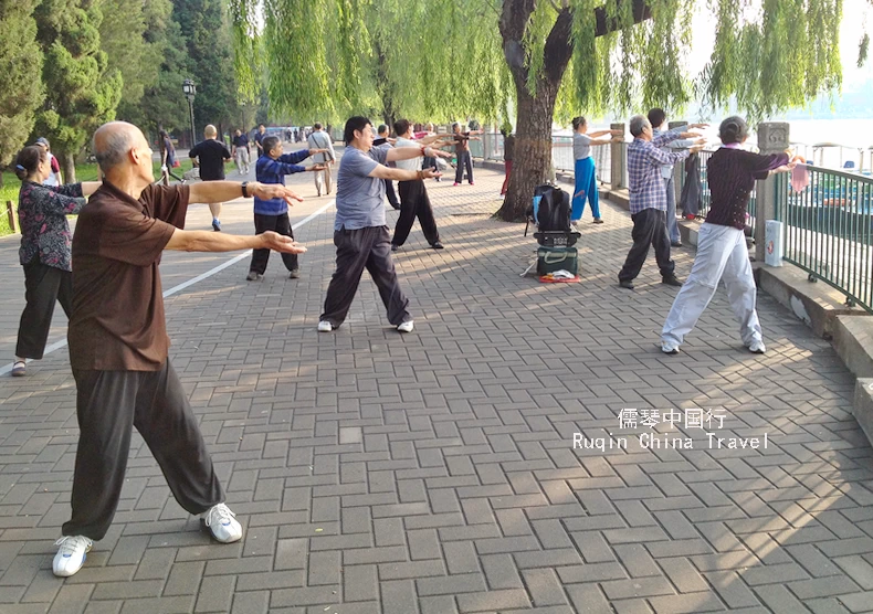 Morning activities in Beihai Park