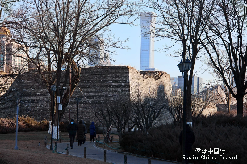 A Stroll Along the 1.5km Ming City Wall in a early wainter morning