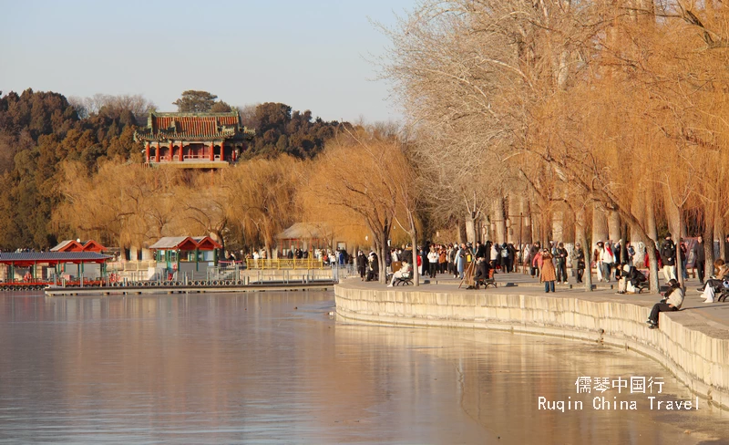 The East Causeway (东堤） of the Summer Palace