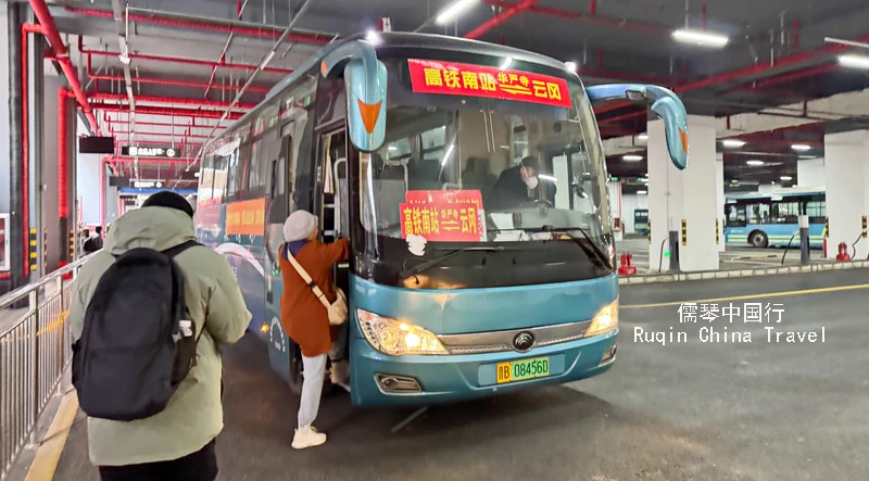 Tourist Bus to Yungang Grottoes