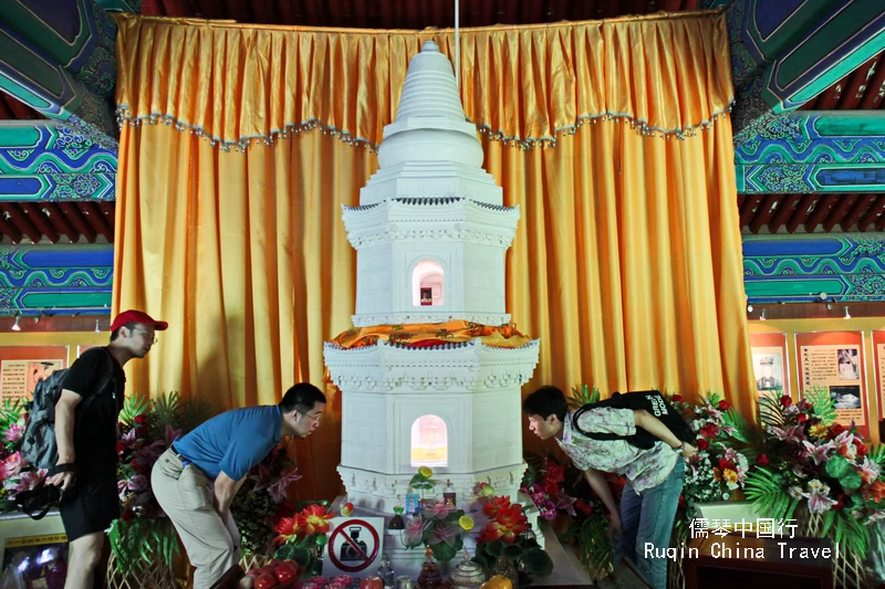 The visitors are watching the two two red-colored flesh relics in Yunju Temple.