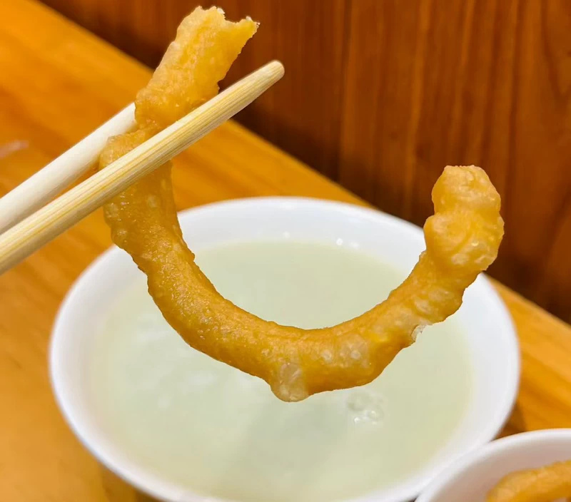 Douzhi'er (豆汁儿) and deep-fried dough twists (焦圈) at Yaoji Chaogan