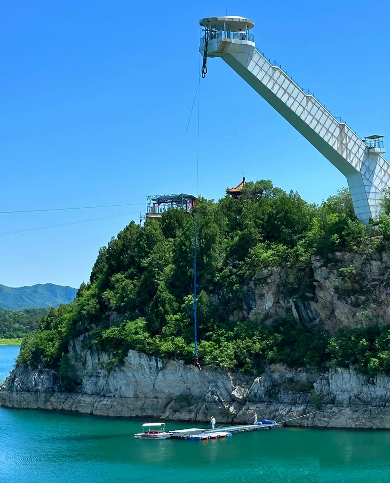 Jinghai Lake Cliff Bungee Jumping in Beijing