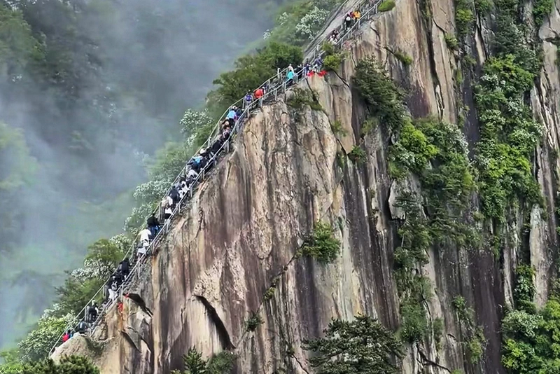 Huashan Canglong Ridge