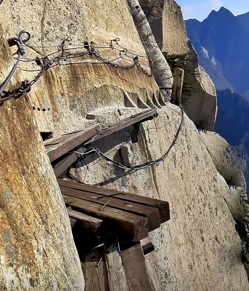 The thrilling Plank Walk (长空栈道) in Huanshan Mountain