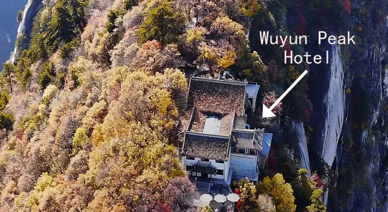 Wuyun Peak Hotel (五云峰饭店) built on a cliff in Mount Huashan