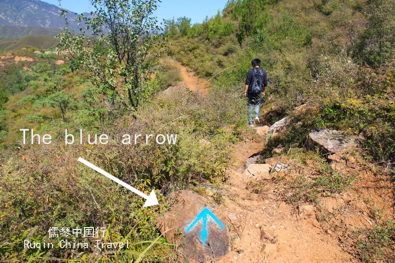 Continue to follow the blue arrow up the vally at Gubeikou Great Wall