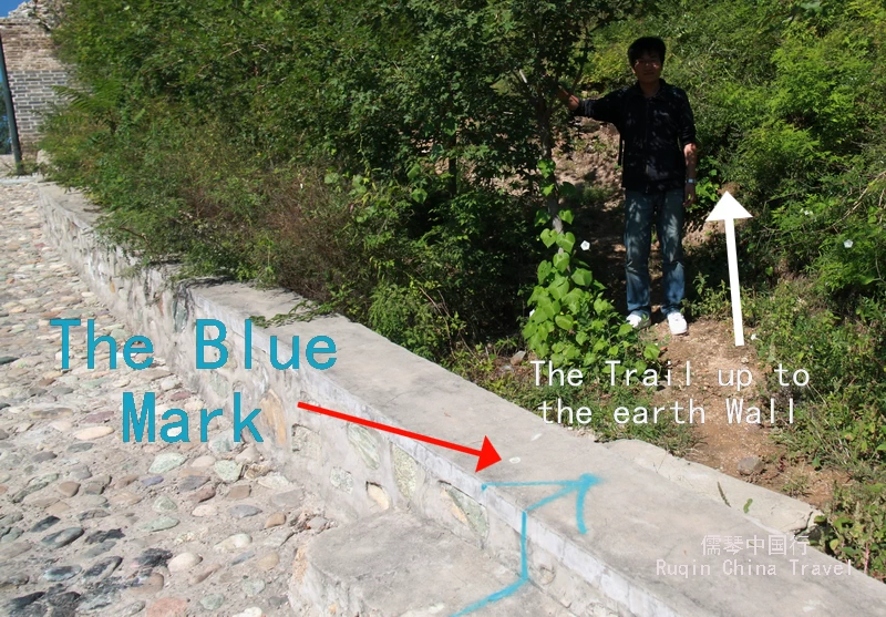 The blue trail mark to start your hike up to the Earth Wall at Gubeikou Great Wall