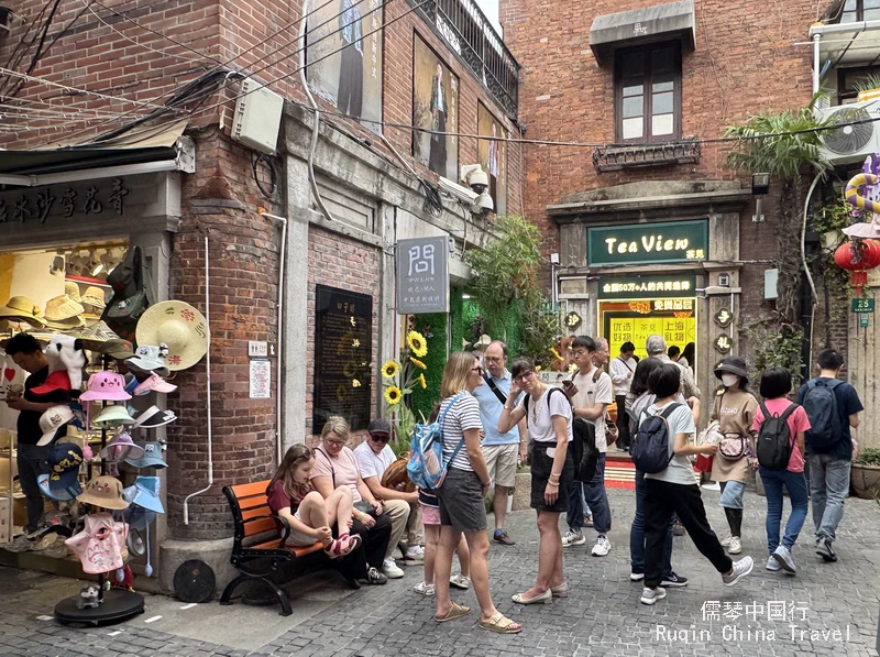 Tianzifang draws a large number of foreign visitors every day.