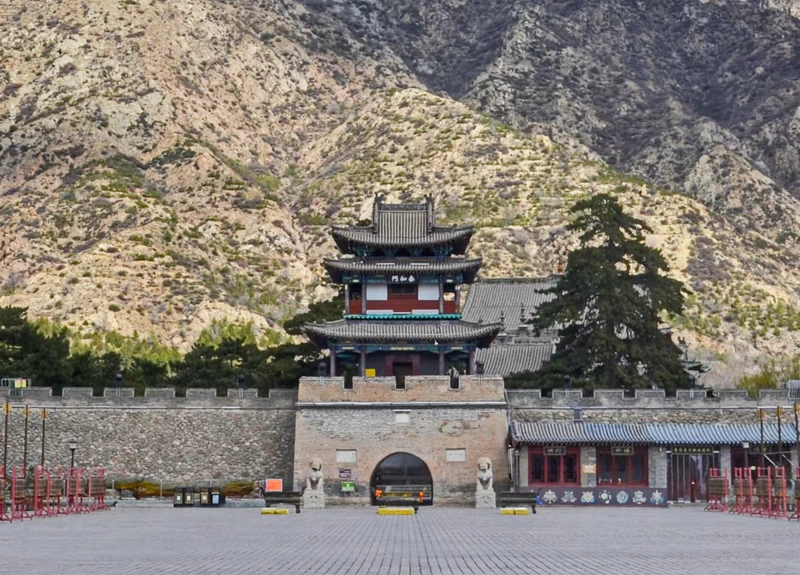The south gate, with Daqing Mountain rising behind the Monastery